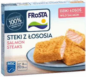 Krabice steaků z volně žijícího lososa FRoSTA se zapékaným lososem na talíři, "100% přírodní chutí", dobou přípravy a polskými/anglickými etiketami.