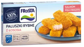 Krabice lososových rybích prstů FRoSTA na talíři, jeden rozříznutý, aby byl vidět růžový losos. Informace na obalu v polštině a angličtině.