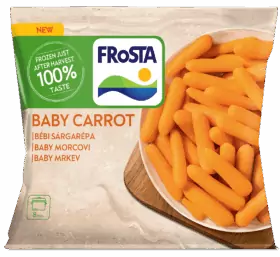 Balení mražené dětské mrkve FRoSTA je zobrazeno se zářivě oranžovou mrkví na dřevěné desce a informacemi o výrobku v několika jazycích.