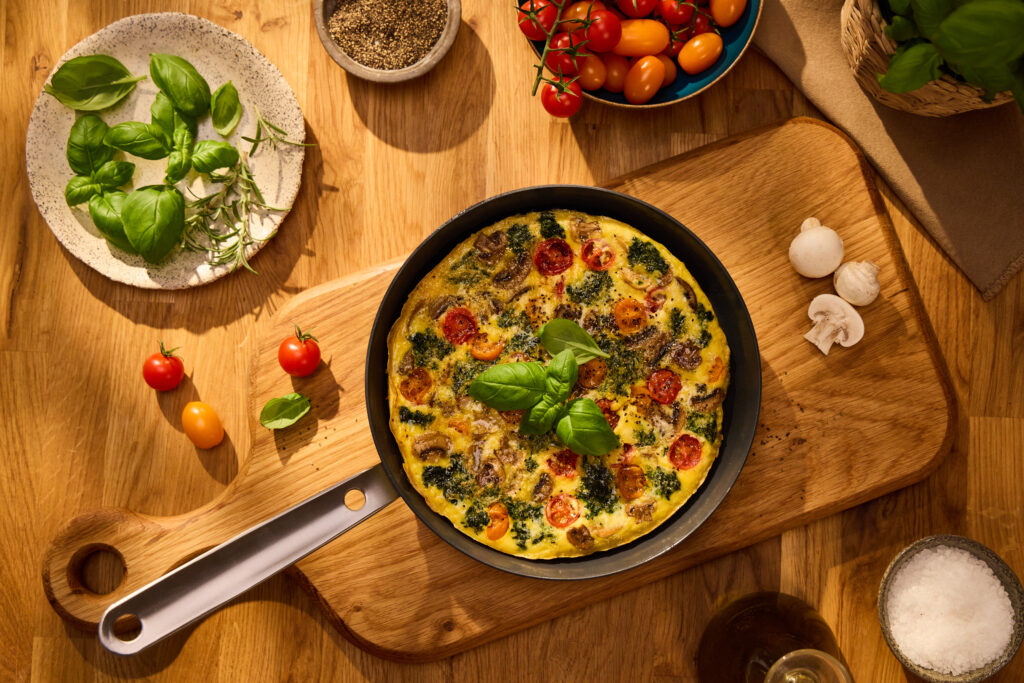 Frittata se špenátem, houbami a rajčaty Heirloom