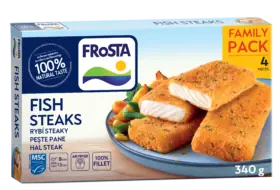 Krabička rybích steaků FRoSTA, rodinné balení 4 × 340 g. Na obrázku jsou zobrazeny rybí filé FRoSTA v trojobalu, zelenina, informace o produktu a pokyny k přípravě.