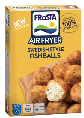 Žlutá krabička rybích kuliček „FRoSTA Air Fryer Swedish Style“, s hotovými rybími kuličkami na dřevěné desce; na obrázku je zachycena 100 % přírodní chuť a tipy pro přípravu v horkovzdušné fritéze.