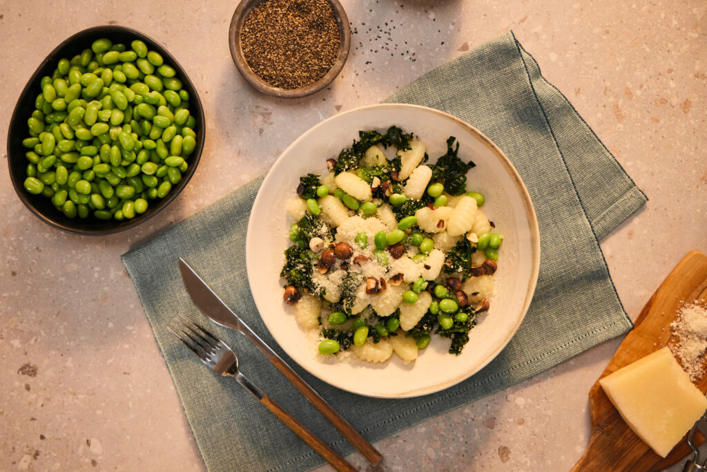 Gnocchi se špenátem, sojovými boby edamame a lískovými oříšky