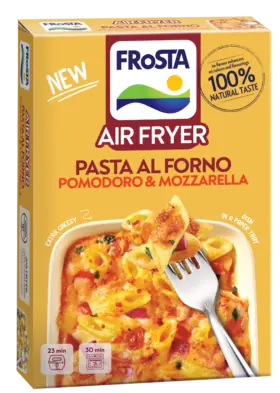 Krabička těstovin FRoSTA Air Fryer Pasta Al Forno Pomodoro & Mozzarella s obrázkem těstovin se sýrem a vidličkou. Zdůrazňuje zvýšený obsah sýra, přírodní suroviny a přípravu v horkovzdušné fritéze.